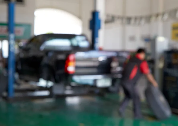 Suddig Bil Tekniker Reparera Däck Bakgrund — Stockfoto