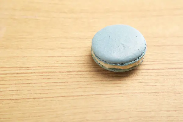 Macaron Azul Isolado Fundo Madeira — Fotografia de Stock