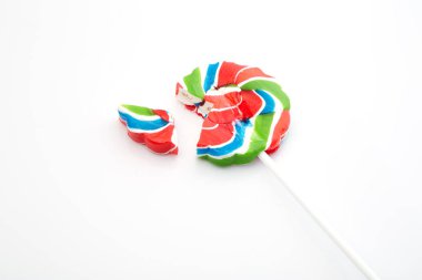 Lolipop kırdı, parlak yuvarlak lolipop. Beyaz arka plan üzerinde izole