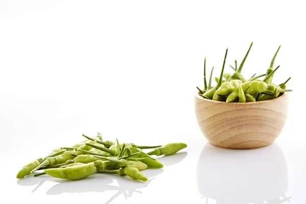 Grüne Paprika Karen Grüne Paprika Einer Hölzernen Schüssel Isoliert Auf — Stockfoto