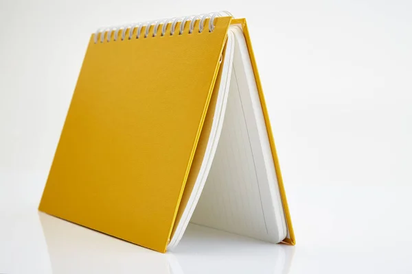 Abra Cuaderno Boca Abajo Sobre Fondo Blanco — Foto de Stock