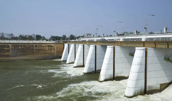 Klong ダムは Kanchanburi Tha モウンレッシ Klong 川の水の流れを停止します — ストック写真