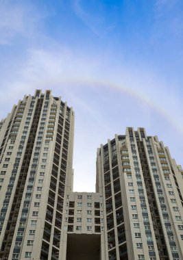 Uzun boylu tuğla daire konut küçük Balkonlu ve uzun windows görünümünü aşırı geniş açı