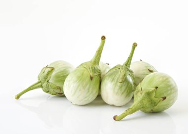 Beyaz arka planda, yığın IMAG yeşil patlıcan