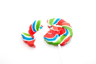 Lolipop kırdı, parlak yuvarlak lolipop. Beyaz arka plan üzerinde izole