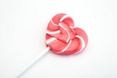 Beyaz arka plan üzerinde izole kalp şeklinde renkli lolipop