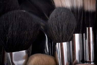 Portre visagistes siyah kahverengi ve beyaz renkler için göz farı toz ve yüz temel için birçok farklı profesyonel doğal yumuşak makyaj fırçaları