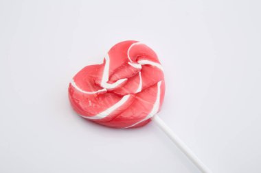 Beyaz arka plan üzerinde izole kalp şeklinde renkli lolipop