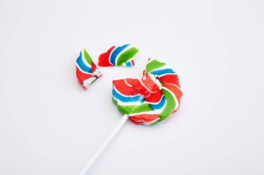 Lolipop kırdı, parlak yuvarlak lolipop. Beyaz arka plan üzerinde izole