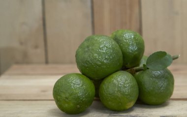 Taze limes ahşap rustik mutfak masasında üzerinde. Uzay kopyalayın. Tex için boş alan