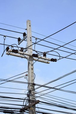 Mavi gökyüzü ile elektrik sonrası