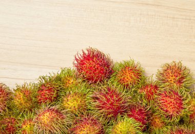 Taze rambutan, ahşap arka plan üzerinde Asya meyve