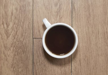 Ahşap masa arka plan boşluk ile üzerinde kahve fincanı Üstten Görünüm