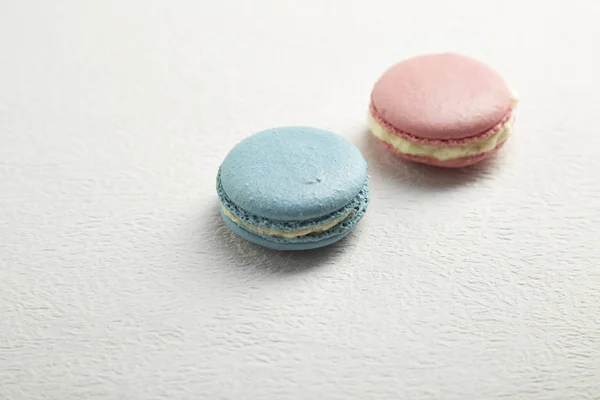 Rosa Und Blaues Macaron Auf Weißem Papier — Stockfoto