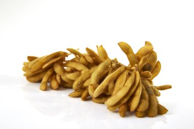 kabuk ve kök beyaz zemin üzerine haşlanmış soya demet