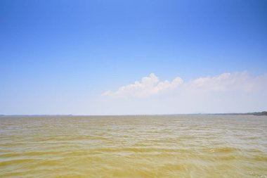 deniz ve mavi gökyüzü