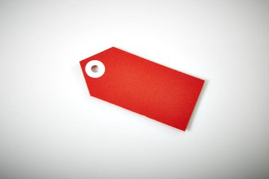 Beyaz arka plan üzerinde izole kopya alanı ile büyük fiyat etiketi.