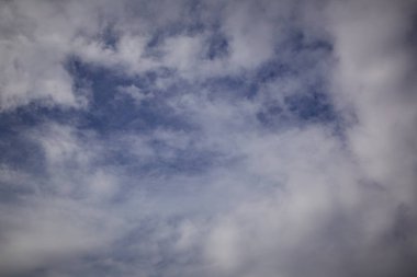 Mavi gökyüzü ve beyaz bulut cennet doğa