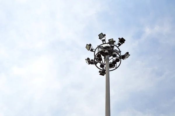 Spot Light Torre Sulla Strada Sfondo Cielo Blu — Foto Stock