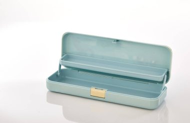 Mavi plastik kalem kutusu beyaz zemin üzerine ışık, yığın