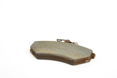 Beyaz bir arka plan üzerinde izole eski fren balataları disk fren