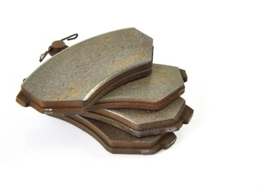 Beyaz bir arka plan üzerinde izole eski fren balataları disk fren