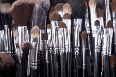 Portre visagistes siyah kahverengi ve beyaz renkler için göz farı toz ve yüz temel için birçok farklı profesyonel doğal yumuşak makyaj fırçaları