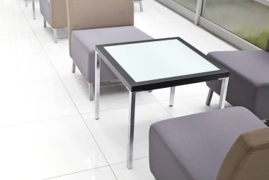 Modern ofis binası koltuklarda grubu. boş oda