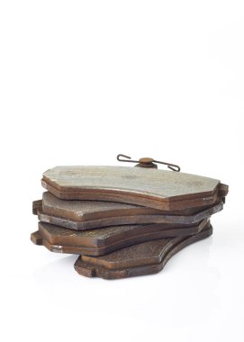 Beyaz bir arka plan üzerinde izole eski fren balataları disk fren