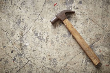 Beton arka plan dokusu üzerinde izole çekiç