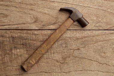 Tahta zemin üzerinde çekiç