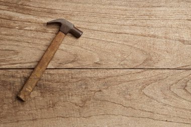 Tahta zemin üzerinde çekiç