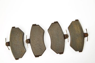 Beyaz bir arka plan üzerinde izole eski fren balataları disk fren