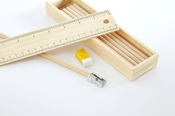 木製の鉛筆ボックス 白い背景の上の木箱 — ストック写真