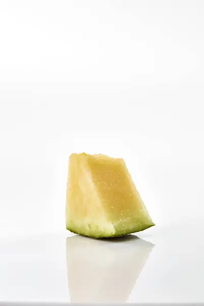 Cantaloupe Melon Pada Latar Belakang Putih — Stok Foto