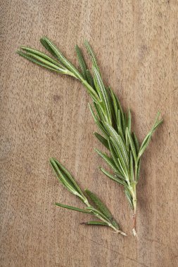 Biberiye eski ahşap masa üzerinde