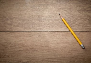 ahşap arka plan, üstten görünüm withcopy-uzay üzerinde sarı kalem