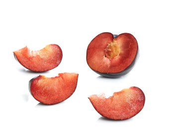 Beyaz arka plan üzerinde olgun siyah Erik