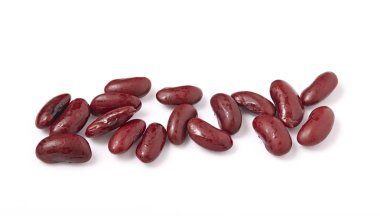 Beyaz zemin üzerinde kırmızı fasulyeler izole