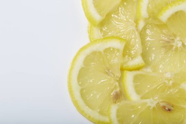 Beyaz taze limon dilimleri yığını