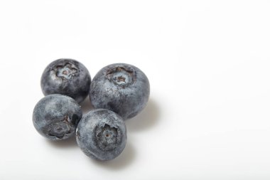 Beyaz arka planlı portre üzerinde izole taze yaban mersini