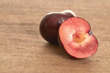 ahşap arka plan üzerinde kırmızı Erik meyve