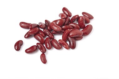 Beyaz zemin üzerinde kırmızı fasulyeler izole