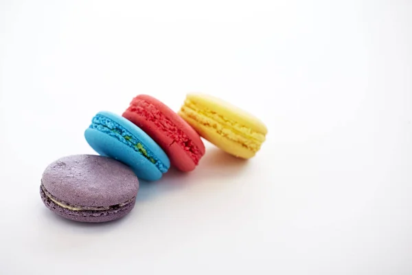 Süße Und Farbenfrohe Französische Makronen Oder Makronen Auf Weißem Hintergrund — Stockfoto