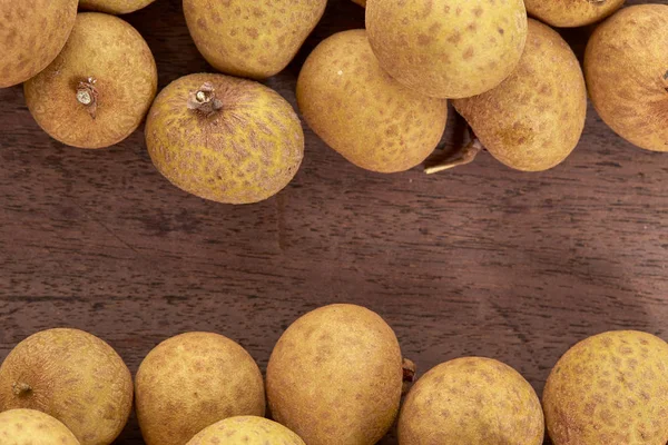 Frischer Longan Auf Hölzernem Hintergrund Tropische Früchte Aus Thailand — Stockfoto