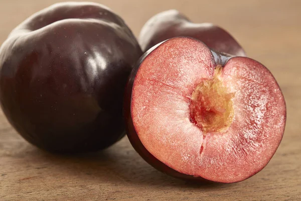 Rode Pruim Fruit Houten Achtergrond — Stockfoto