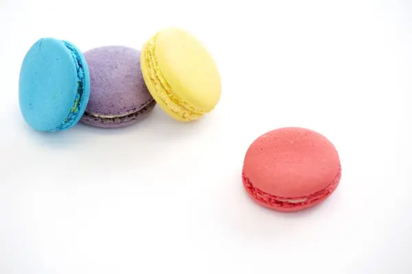 Macarons Coloridos Franceses Amarillo Púrpura Azul Rosa Aislado Blanco — Foto de Stock