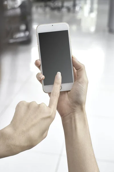 Mãos Segurando Telefone Celular Com Carros Novos Concessionária Showroom — Fotografia de Stock