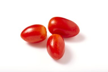 Beyaz arka planda izole edilmiş domatesler.