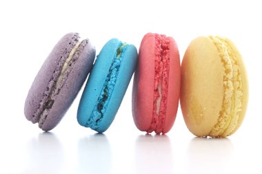 renkli macaron kurabiye. Beyaz arka plan üzerinde izole